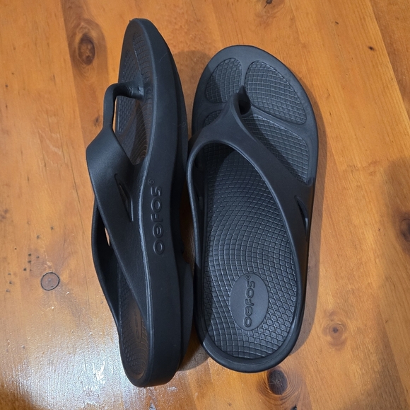 NWOT Oofos Ooriginal Sandals Unisex SZ M10 W12 Black Comfort Recovery Flip Flops - Picture 1 of 9